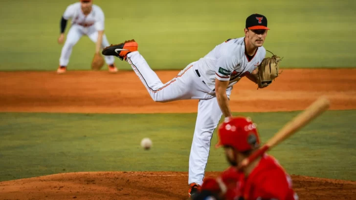 Justin Courtney lidera a los Toros sobre el Escogido
