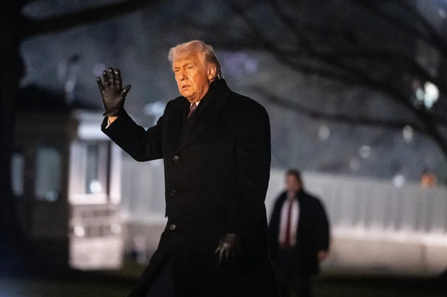 Trump atribuye un nuevo moratón en su mano izquierda a un golpe contra una mesa