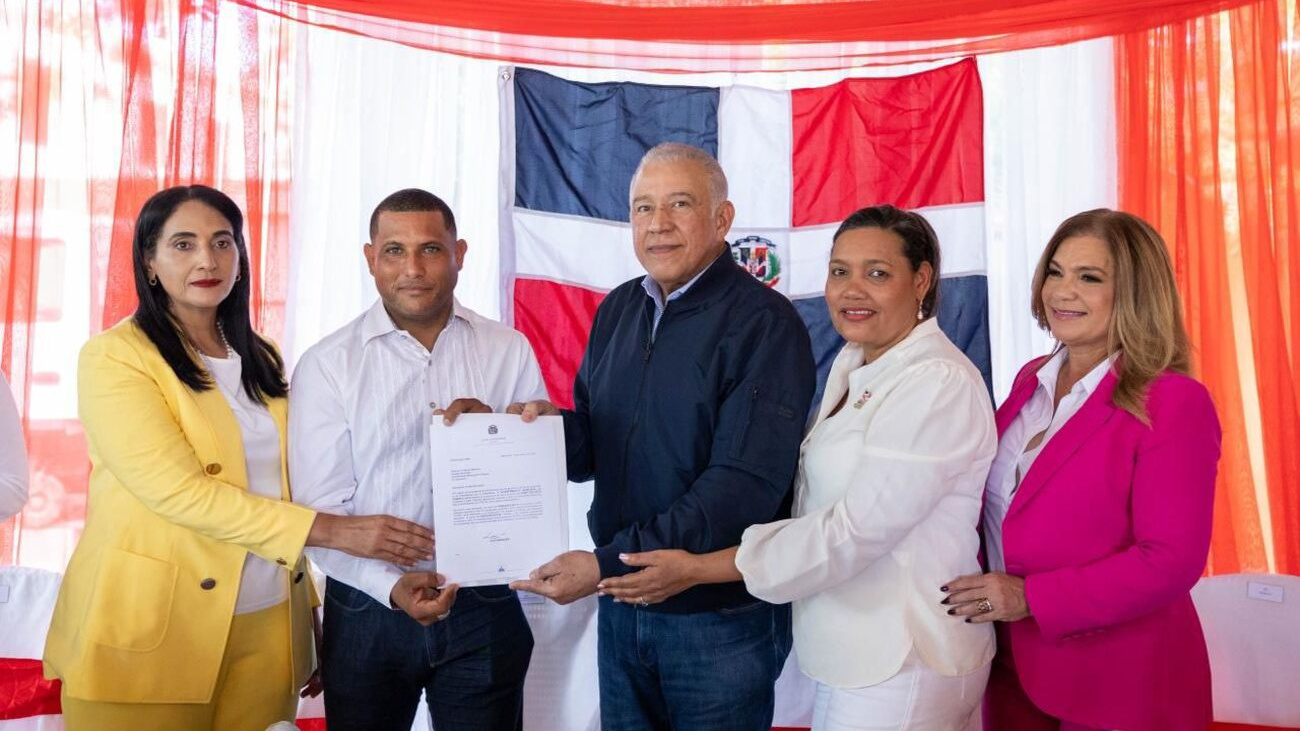 Gobierno entrega más de RD 85 millones para construcción de obras en Azua