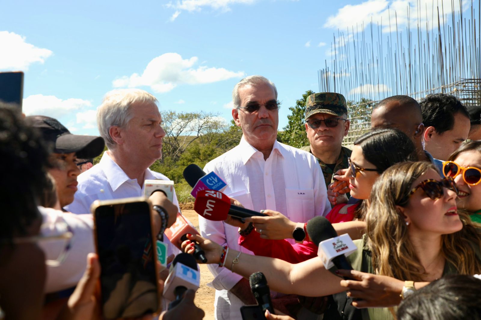 Ministro de Defensa presenta avances de la verja perimetral inteligente al presidente Abinader y al presidente electo de Chile, José Antonio Kast