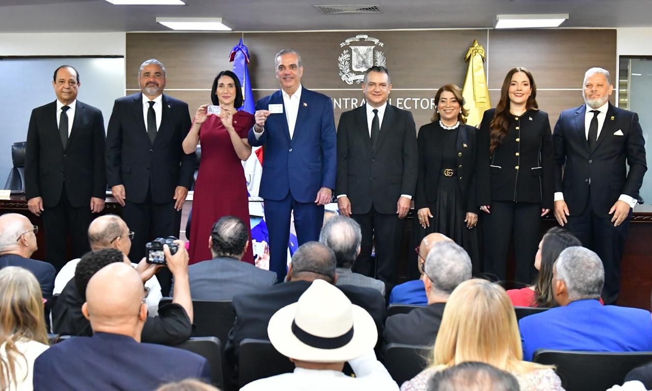 Presidente Abinader y Raquel Arbaje reciben la primera cédula de identidad y electoral en inicio del proceso de renovación nacional