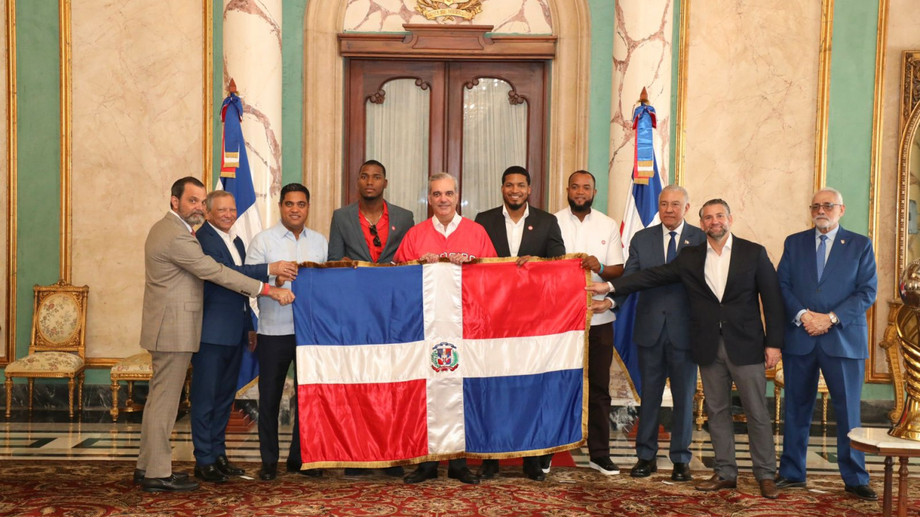 Presidente Abinader entrega la bandera dominicana a los Leones del Escogido para la Serie del Caribe 2026