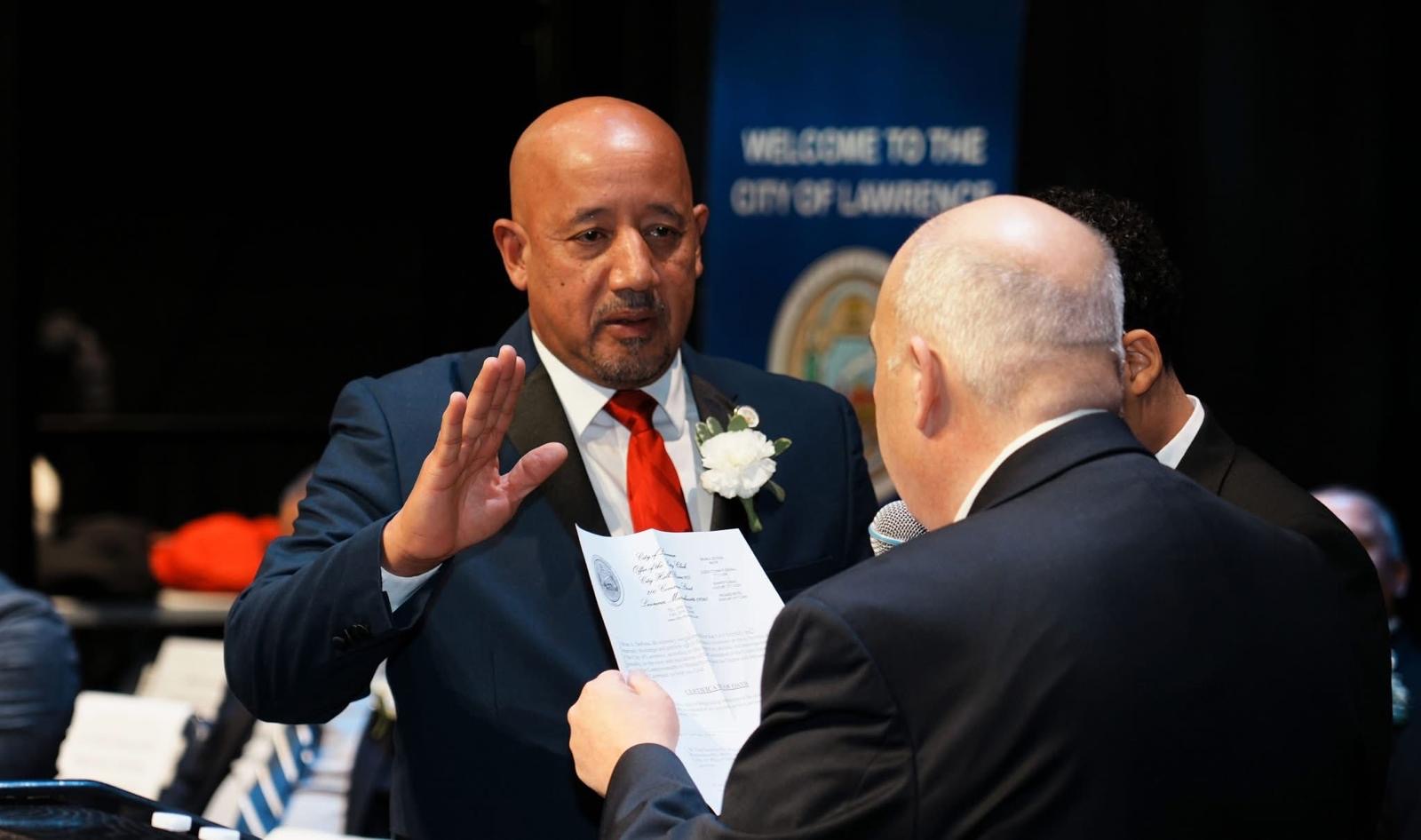 Brian DePeña se juramenta como alcalde de Lawrence por segunda ocasión