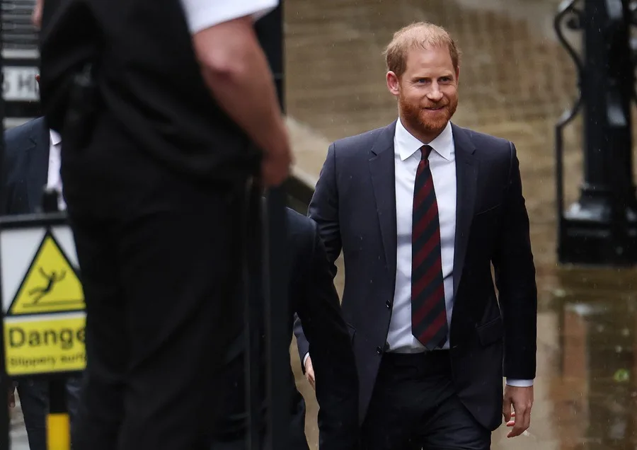 El príncipe Enrique dice que las normas de la monarquía le impidieron demandar antes a la prensa