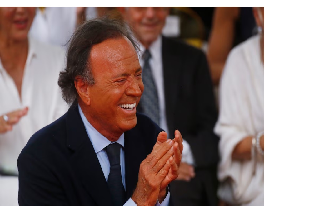 Dos extrabajadoras acusan a Julio Iglesias de agresiones sexuales durante su trabajo en residencias del cantante