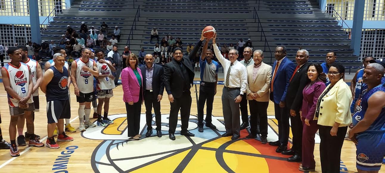 Liga de Baloncesto UASD otorga reconocimiento a Asjana David por sus aportes al desarrollo del deporte universitario