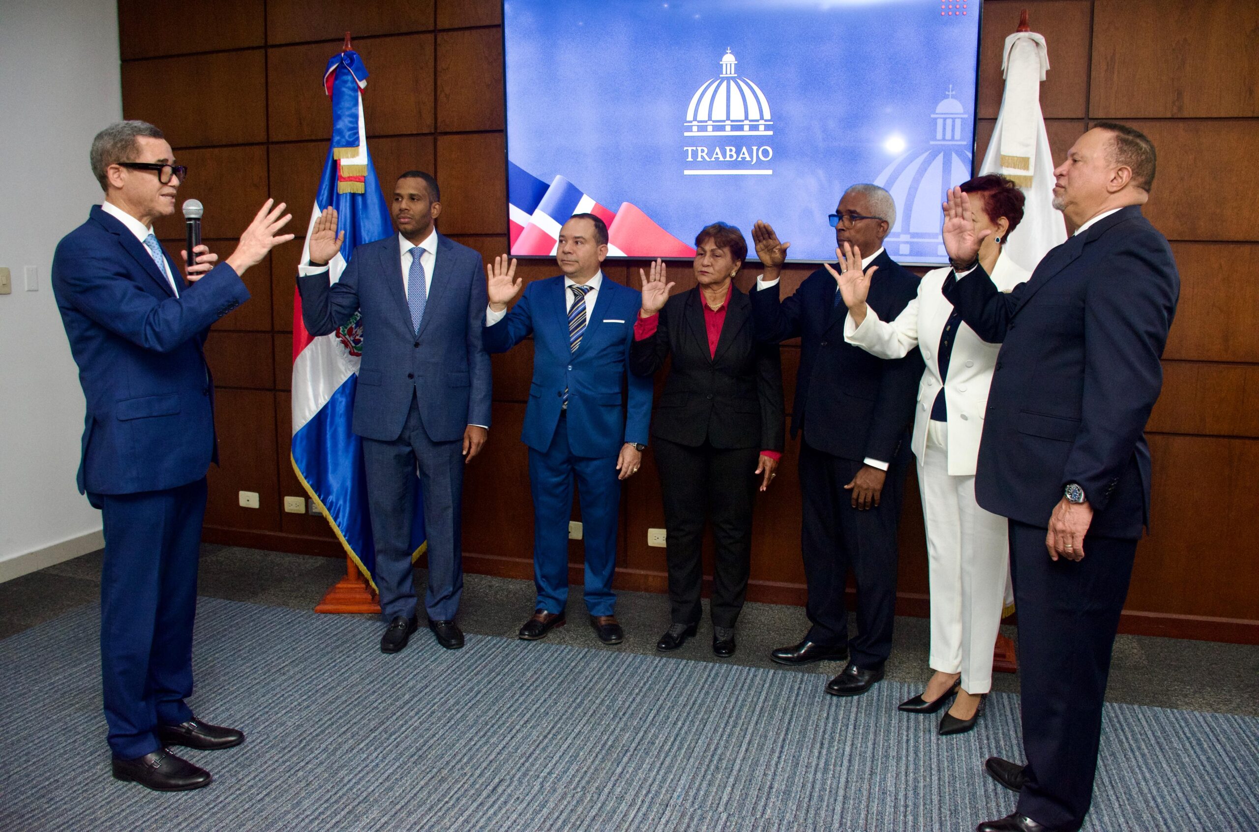 Ministro de Trabajo juramenta nuevos viceministros y destaca avances históricos en empleo y reducción de la pobreza