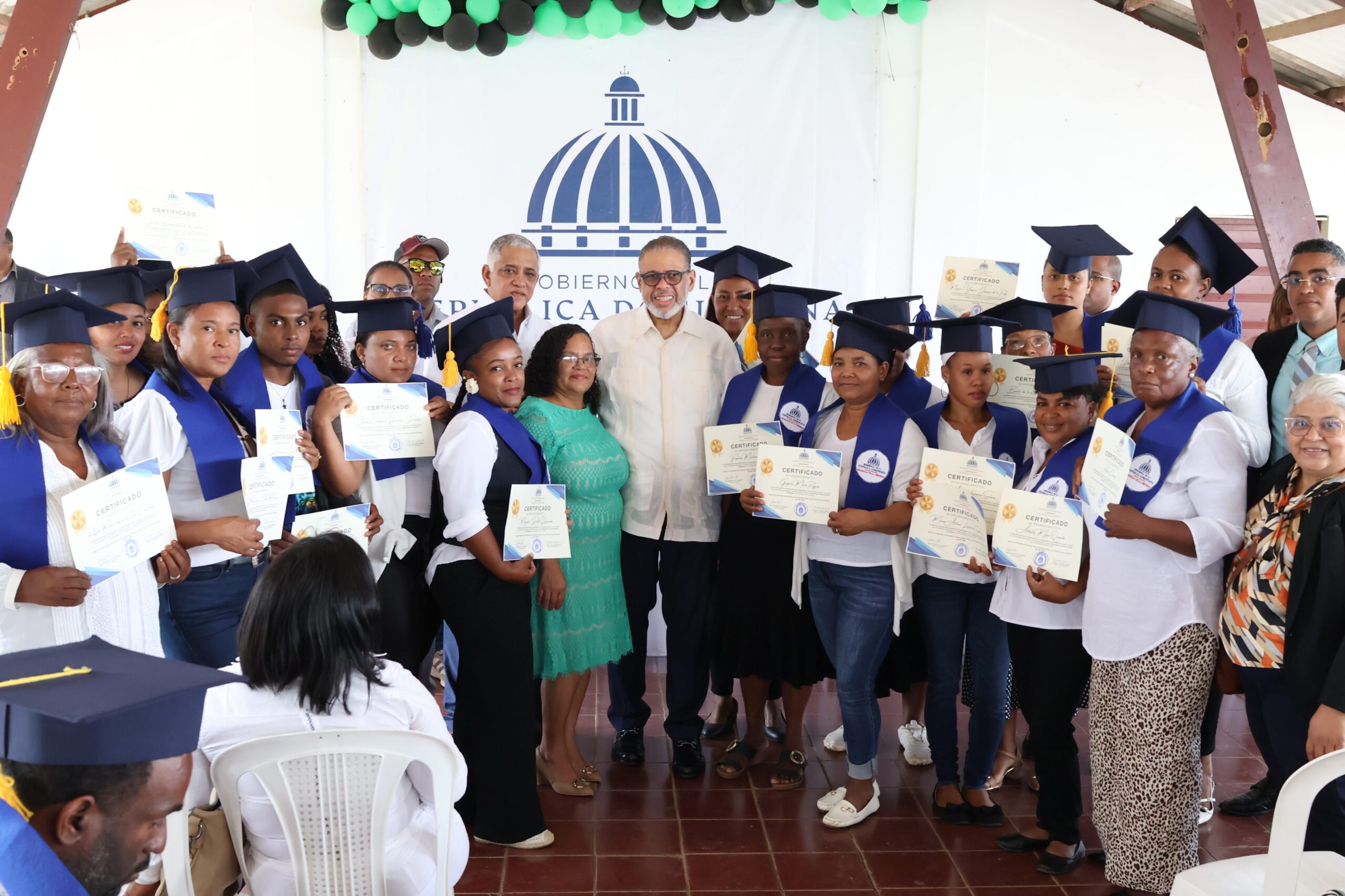 Desarrollo de la Comunidad entrega certificados a emprendedores en cursos técnicos y artesanales en Monte Plata Desarrollo de la Comunidad entrega certificados a emprendedores en cursos técnicos y artesanales en Monte Plata