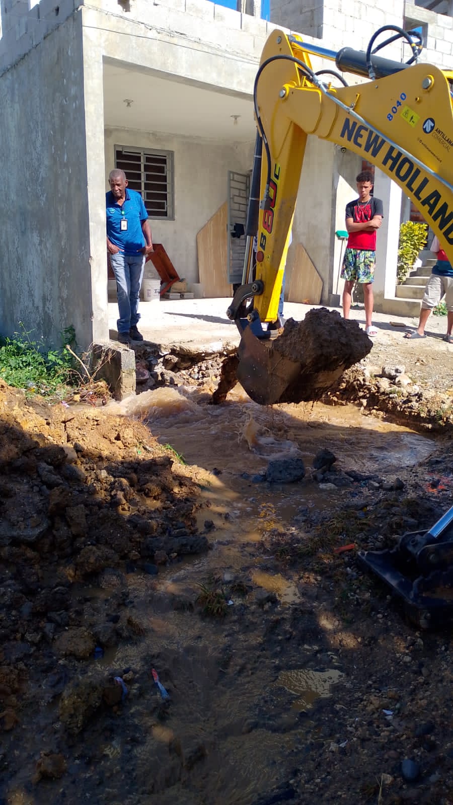 Camión perforador provoca avería en línea de 48 pulgadas y afecta el servicio en SDE