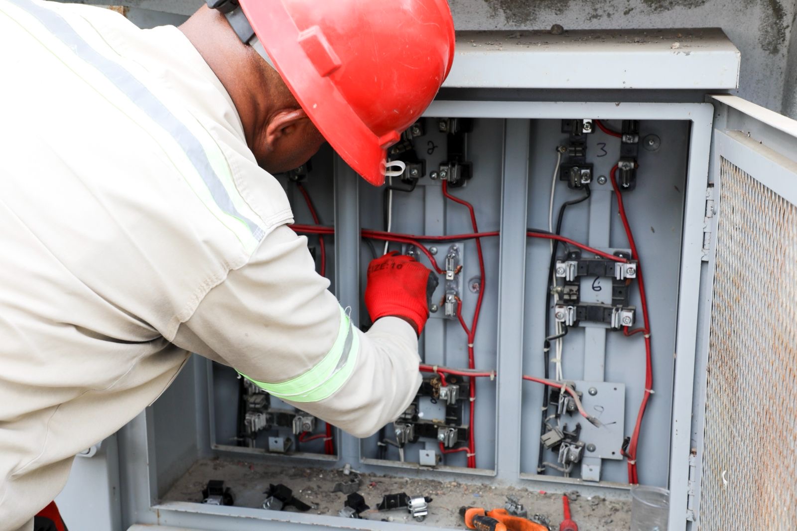 Edeeste intensifica acciones de normalización y desconexiones ilegales en sectores de SDE