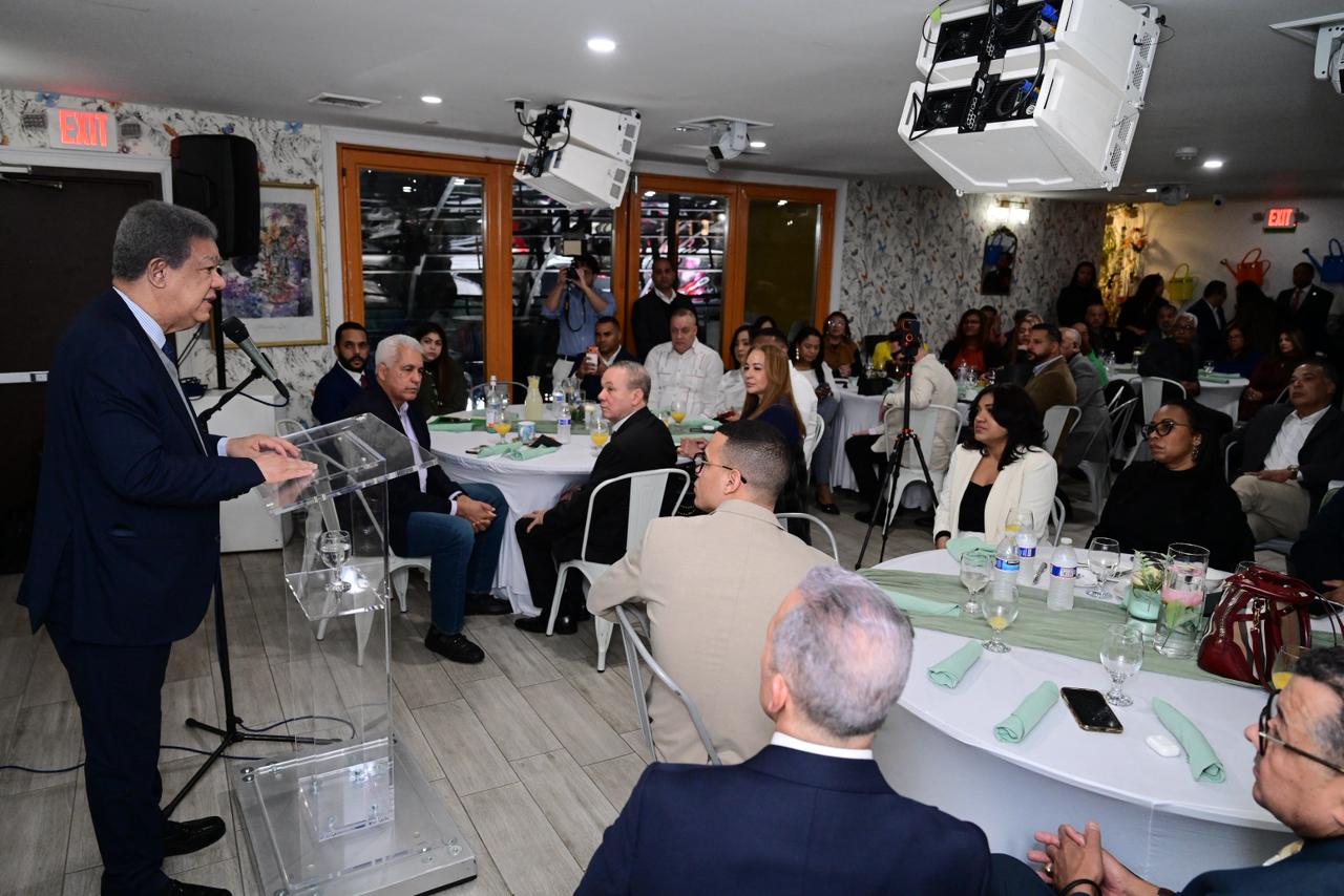 Leonel Fernández en Paterson: “El pueblo no quiere promesas, quiere resultados; la diáspora será clave” Leonel Fernández en Paterson: “El pueblo no quiere promesas, quiere resultados; la diáspora será clave”