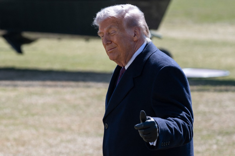 Trump dice que EEUU evalúa una "toma de control amistosa" de Cuba