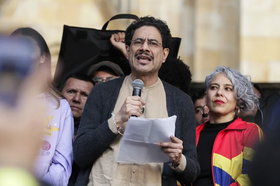 Encuesta apunta a una elección presidencial reñida en Colombia entre Cepeda y De la Espriella