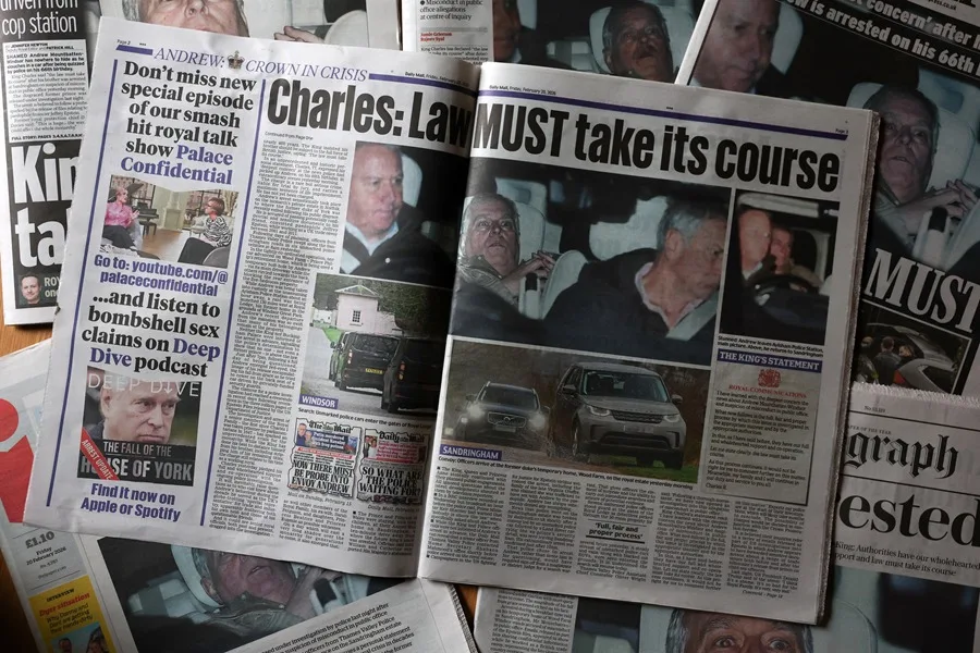 Policía registra la antigua mansión del expríncipe Andrés de Inglaterra un día después de su arresto