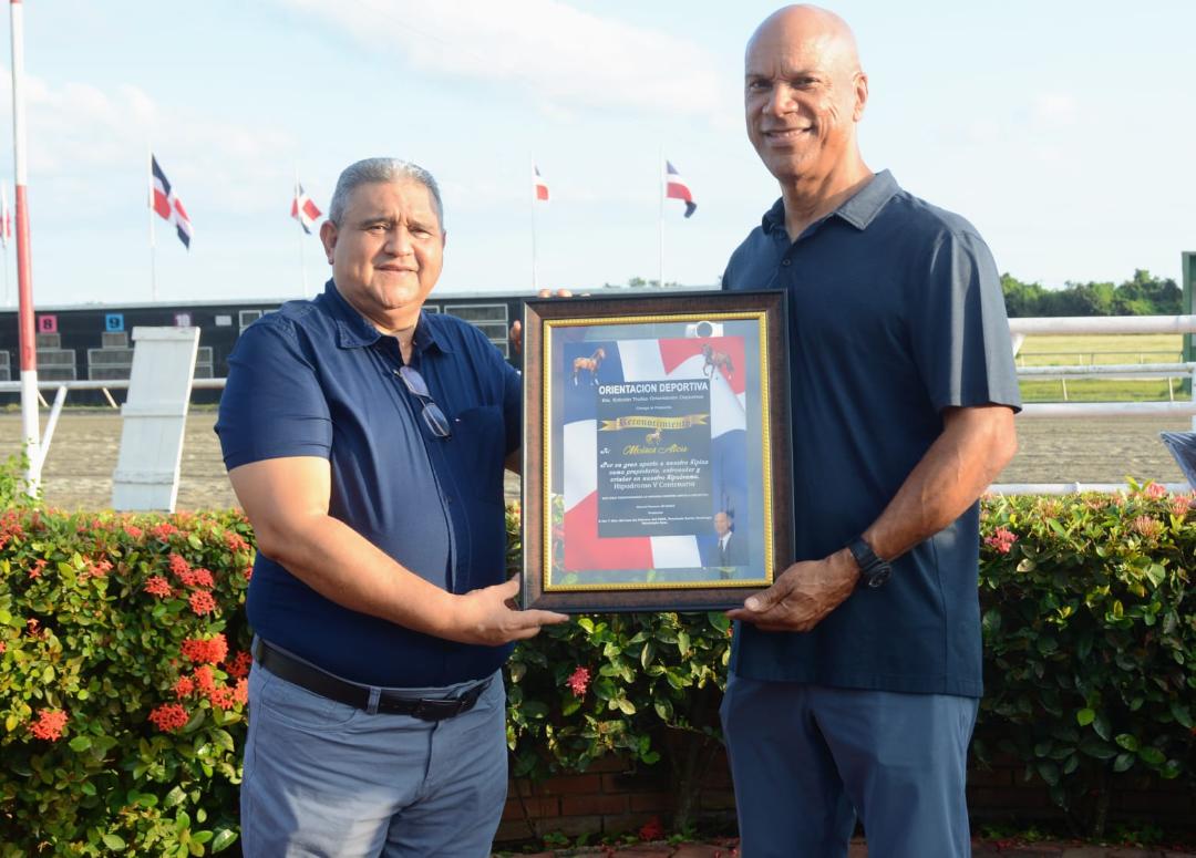 Moisés Alou recibe distinción por aportes a la hípica nacional