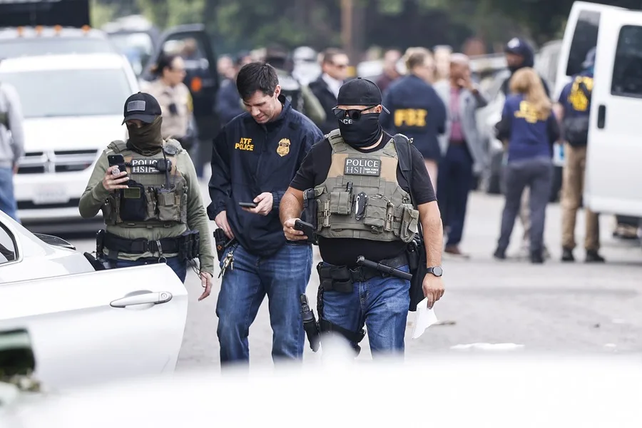 Una jueza bloquea ley de California que prohíbe a los agentes migratorios cubrirse el rostro