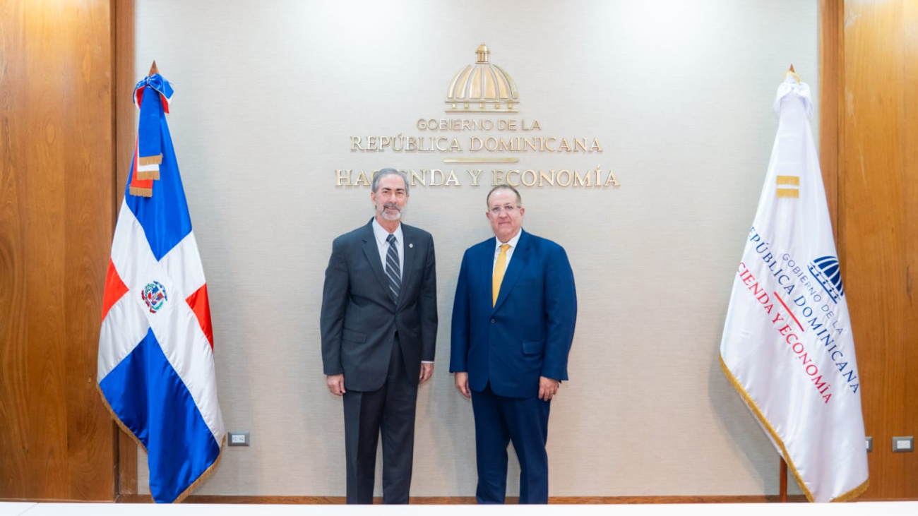 Hacienda y FIBA firman acuerdo que fortalece la lucha contra el lavado de activos en el sector de juegos de azar Hacienda y FIBA firman acuerdo que fortalece la lucha contra el lavado de activos en el sector de juegos de azar