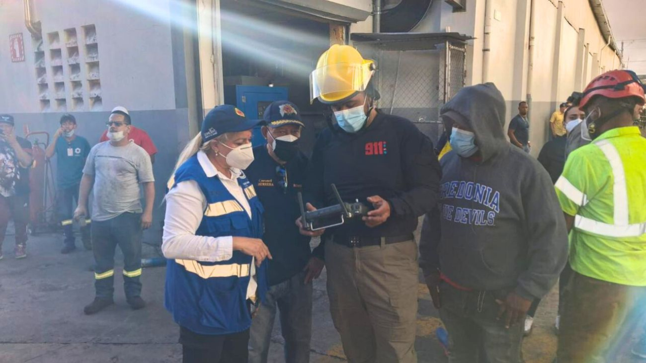 Sistema 911 coordina respuesta ante incendio en fábrica de plástico en Bajos de Haina