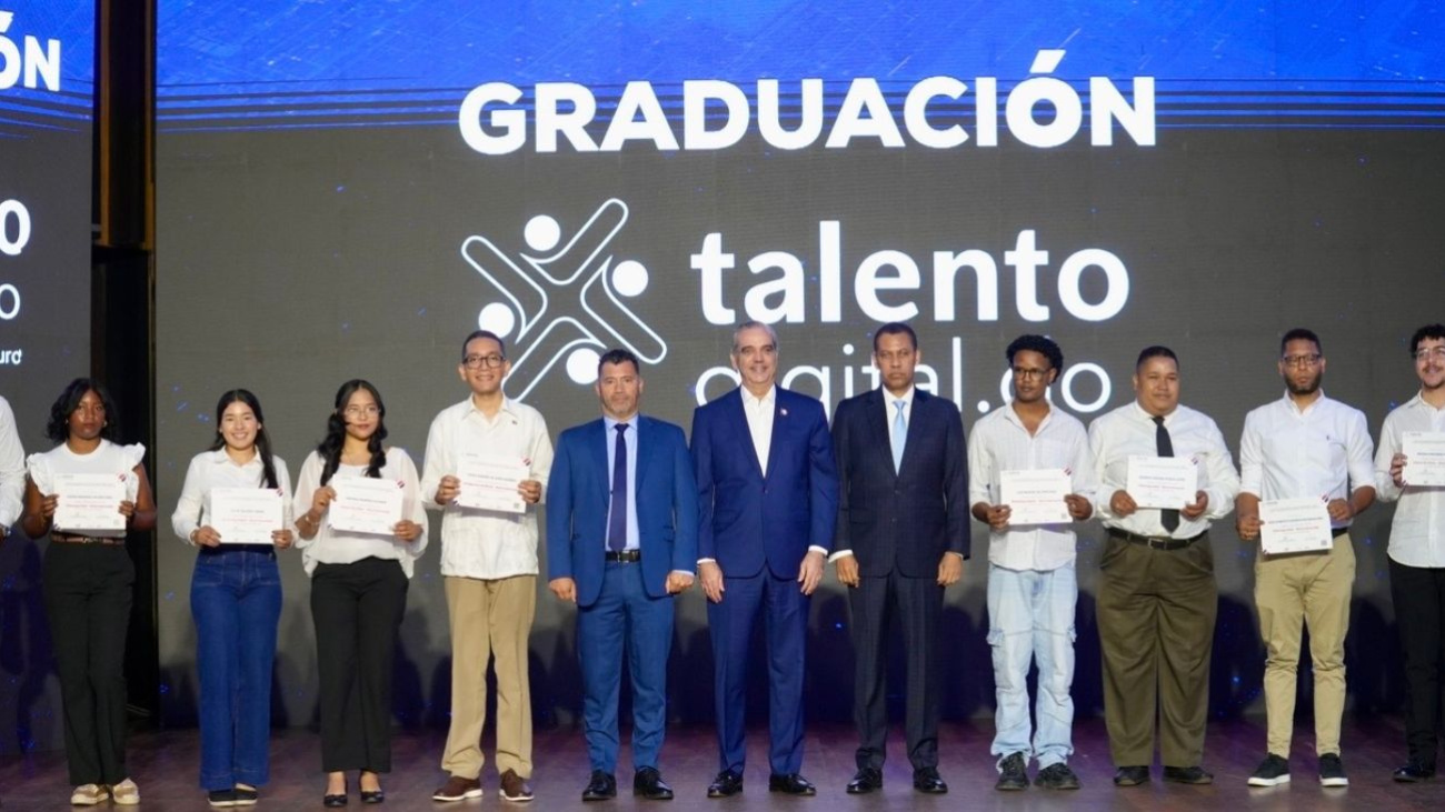 El presidente Abinader encabeza graduación de 5,000 jóvenes del programa Talento Digital