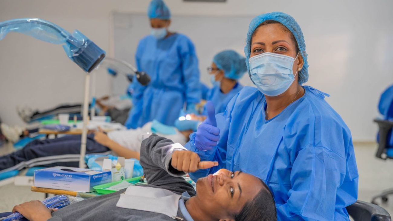 El INABIE beneficia a más de 700 estudiantes de Monte Plata en jornada de salud integral
