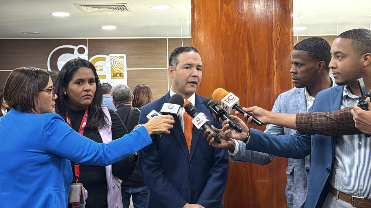 PLD trabaja en evaluación del desempeño gubernamental y felicita a la JCE por nueva cédula