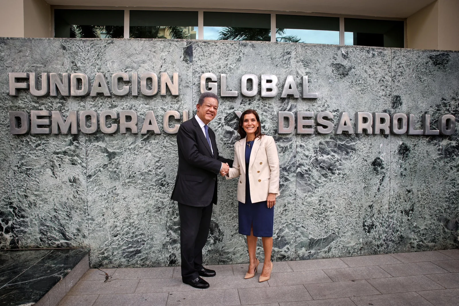 Leonel Fernández se reúne con embajadora de EE. UU. para abordar situación política y de seguridad del país