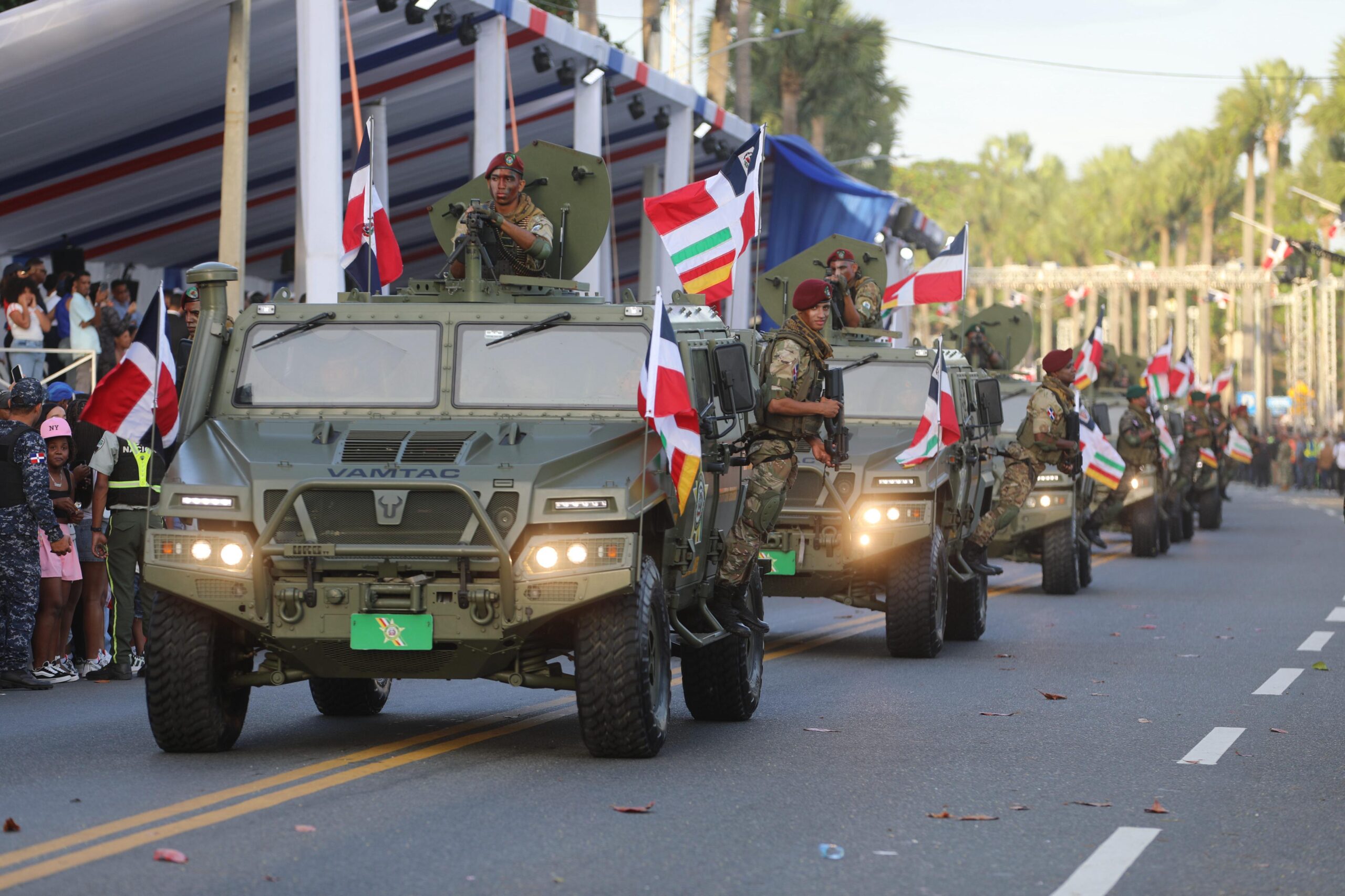 Presidente Luis Abinader encabeza desfile militar por la Independencia Nacional