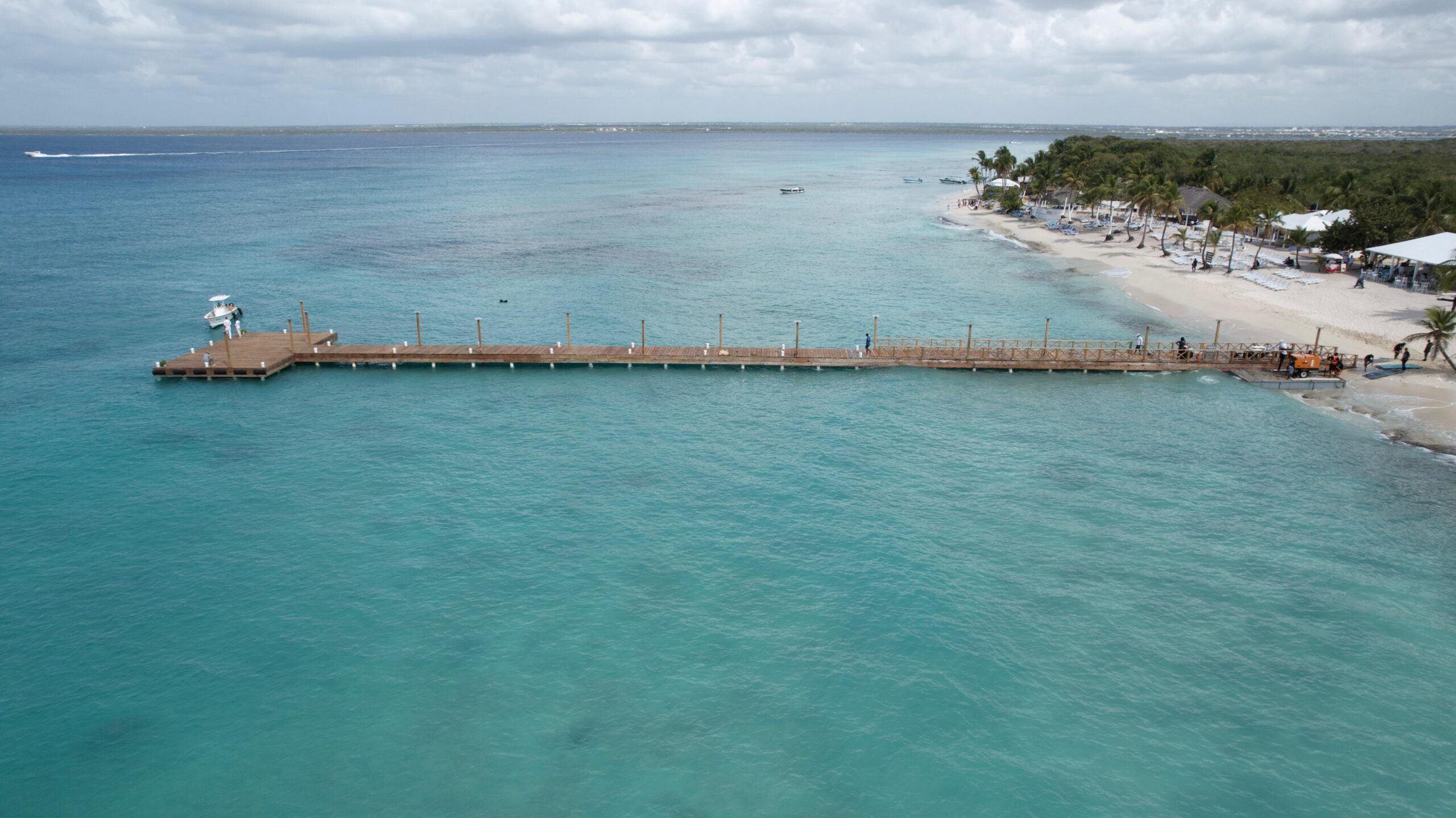 Presidente Abinader deja iniciados los trabajos del Club de Playa e inaugura Muelle Turístico del Atelón en Isla Catalina