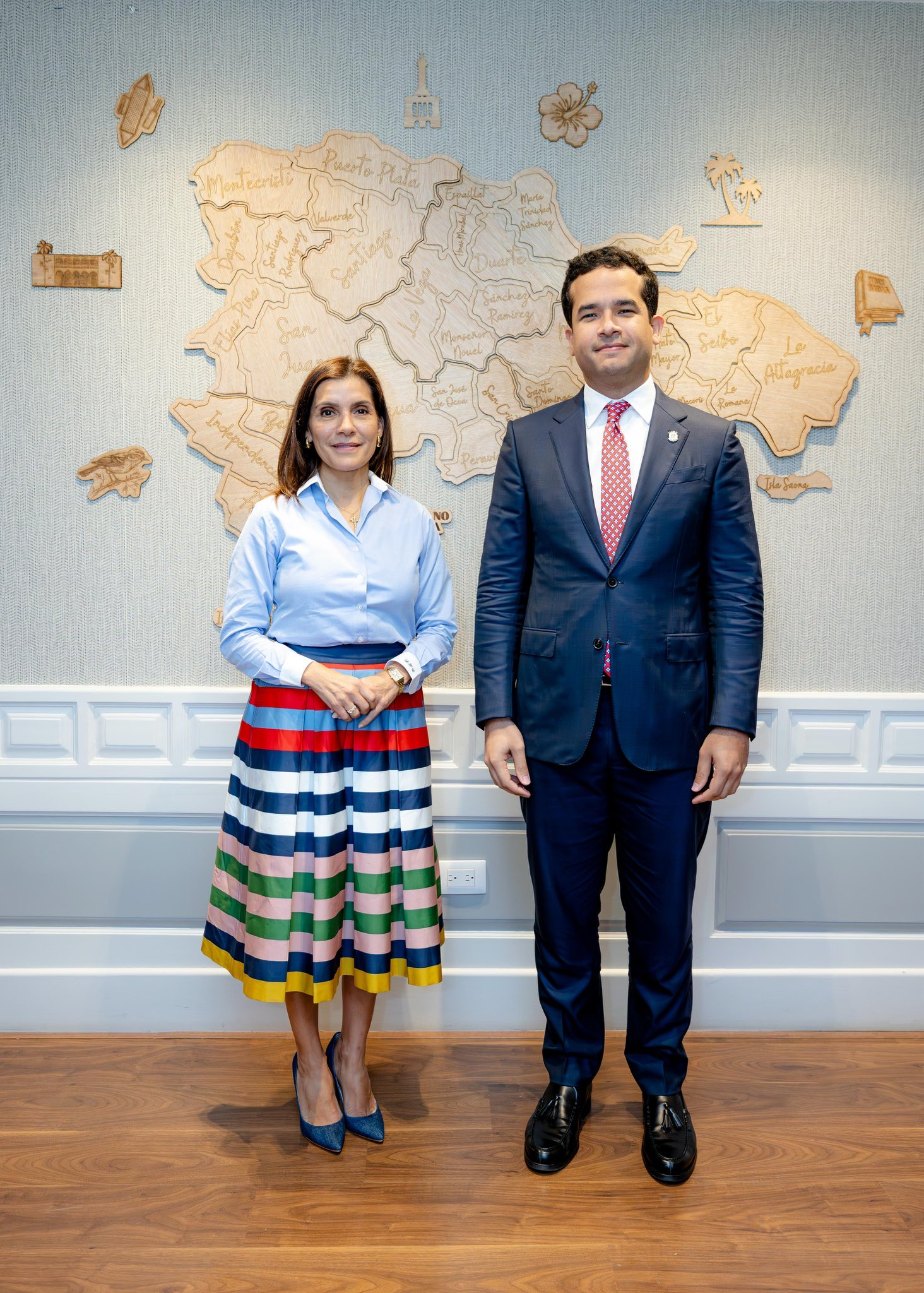 Omar Fernández sostiene encuentro con embajadora de Estados Unidos en República Dominicana