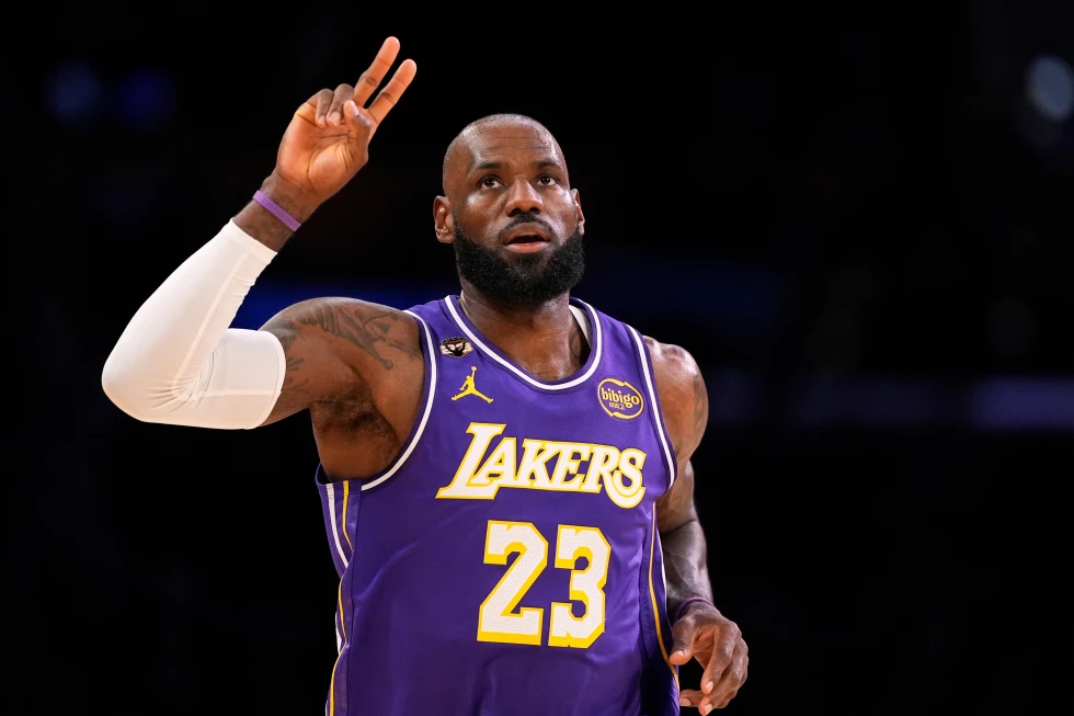 LeBron James, el jugador de más edad con un triple-doble, en triunfo de Lakers sobre Mavs