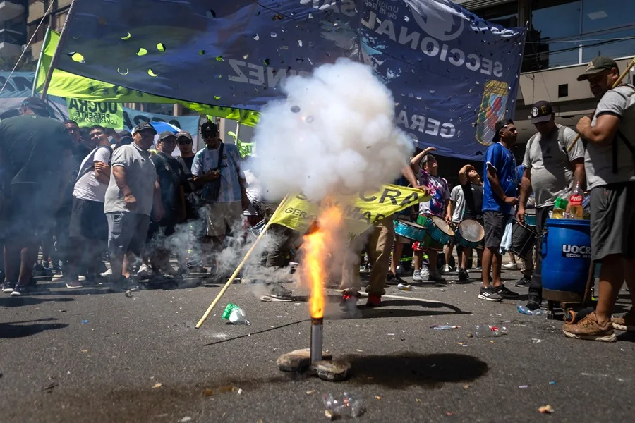 Tensión entre manifestantes y policías en la protesta contra la reforma laboral en Argentina
