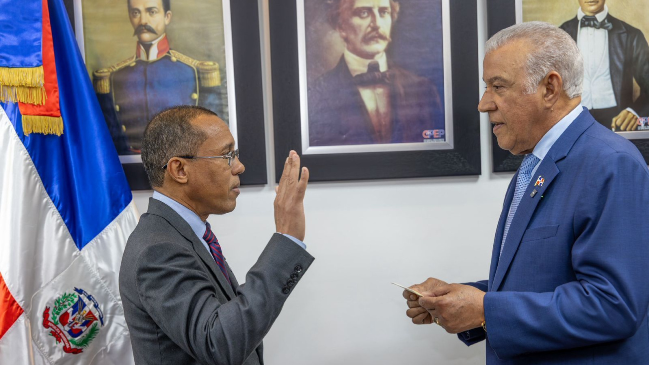 Juramentan a Geraldo Espinosa Pérez como contralor general de la República