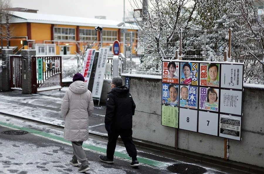 Japón comienza a votar en unas elecciones generales anticipadas marcadas por la nieve
