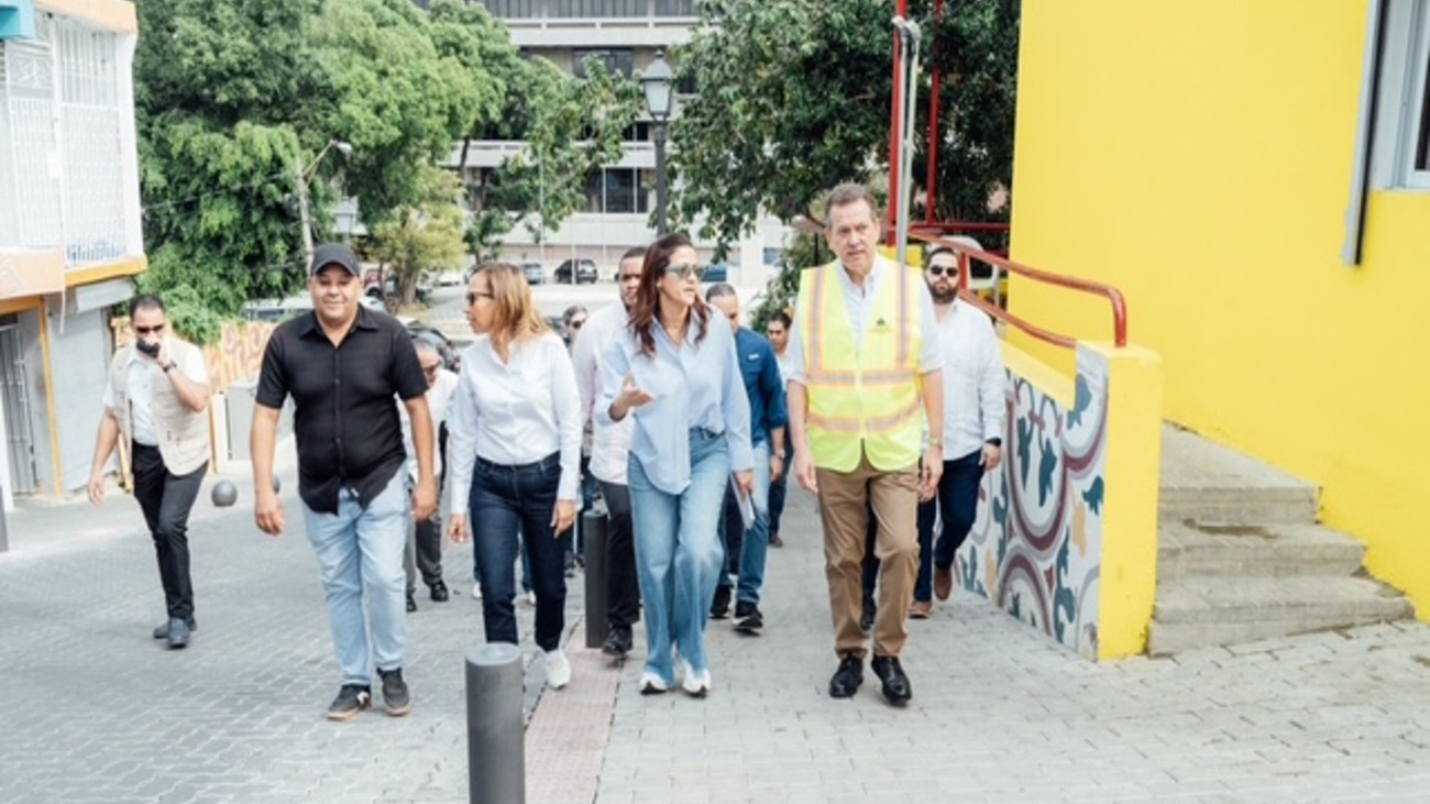 Ministro Ito Bisonó supervisa trabajos en la calle del Sol en Santiago por instrucción del presidente, para respaldar coordinación interinstitucional Ministro Ito Bisonó supervisa trabajos en la calle del Sol en Santiago por instrucción del presidente, para respaldar coordinación interinstitucional