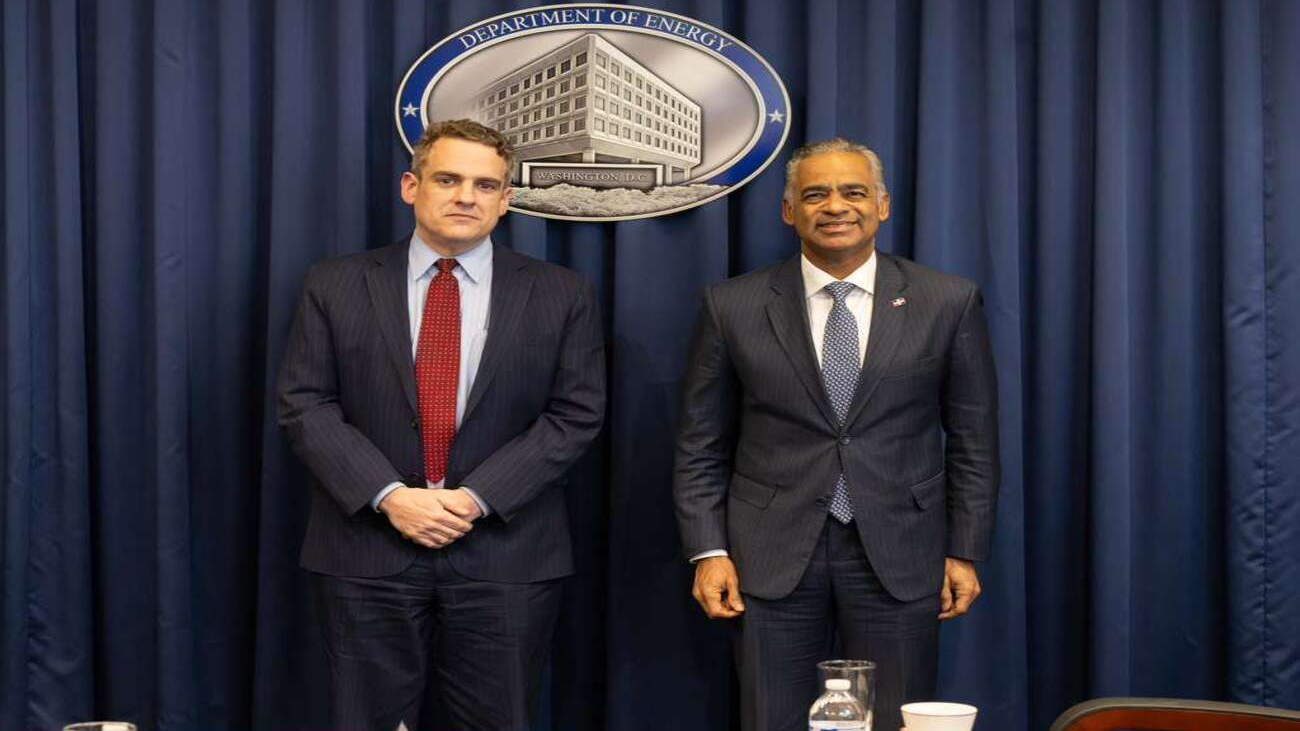 Ministro Joel Santos y subsecretario de Energía de EE. UU. abordan fortalecimiento sectores de energía, hidrocarburos y minerales críticos