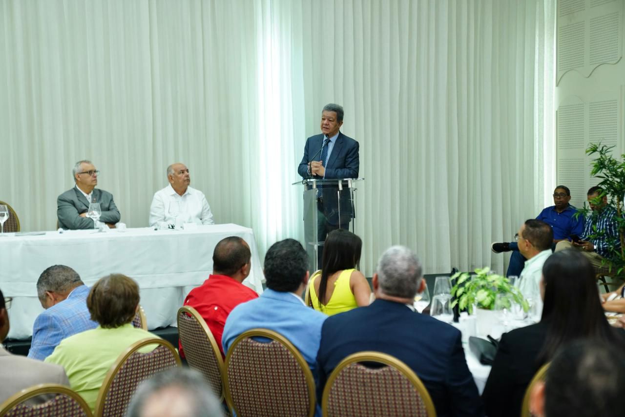 Leonel se reúne con líderes cooperativistas en Santiago y garantiza respaldo estatal a las cooperativas en un gobierno de la FP