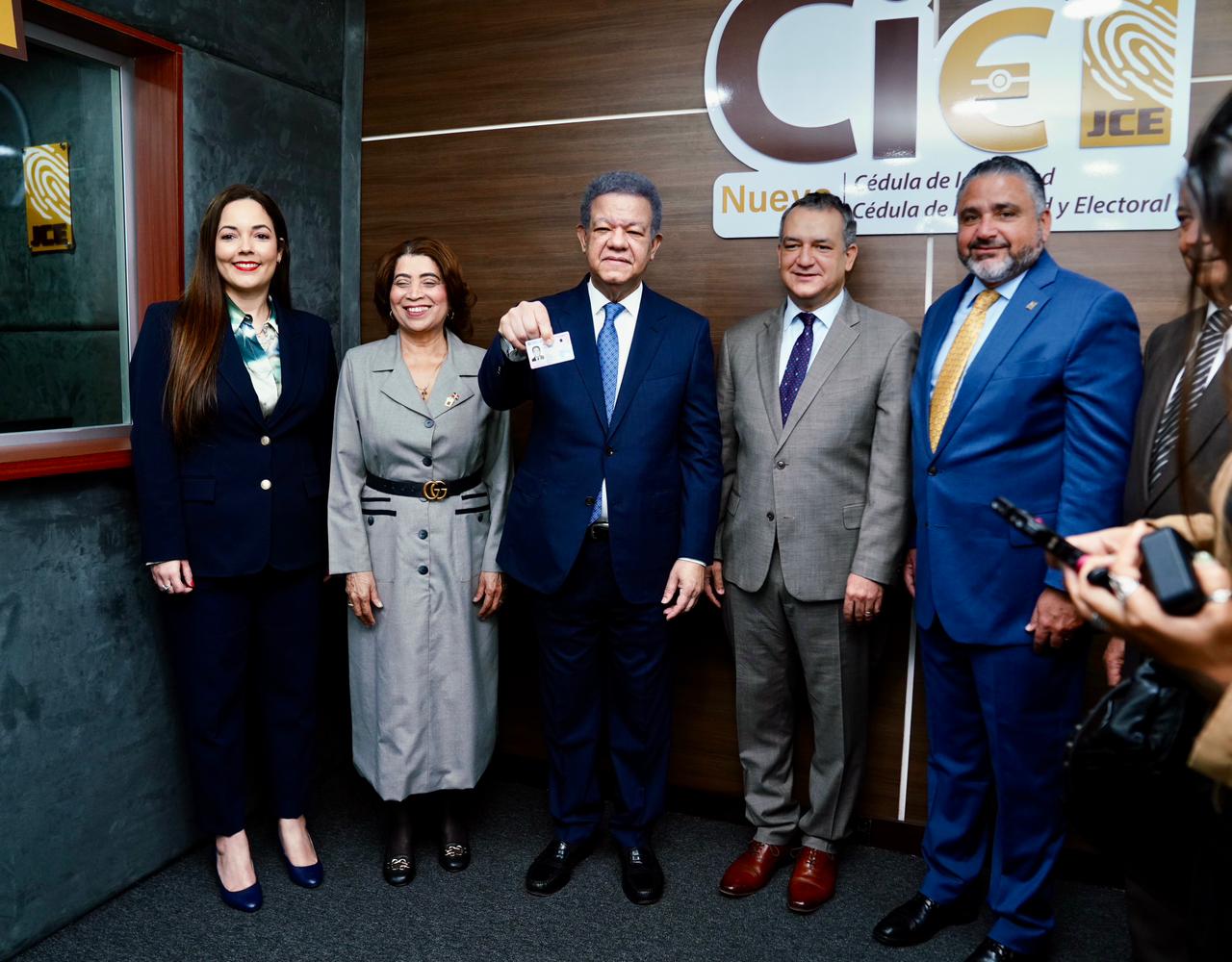 Leonel Fernández muestra su nueva cédula y afirma: “es la prueba de que el sistema funciona”