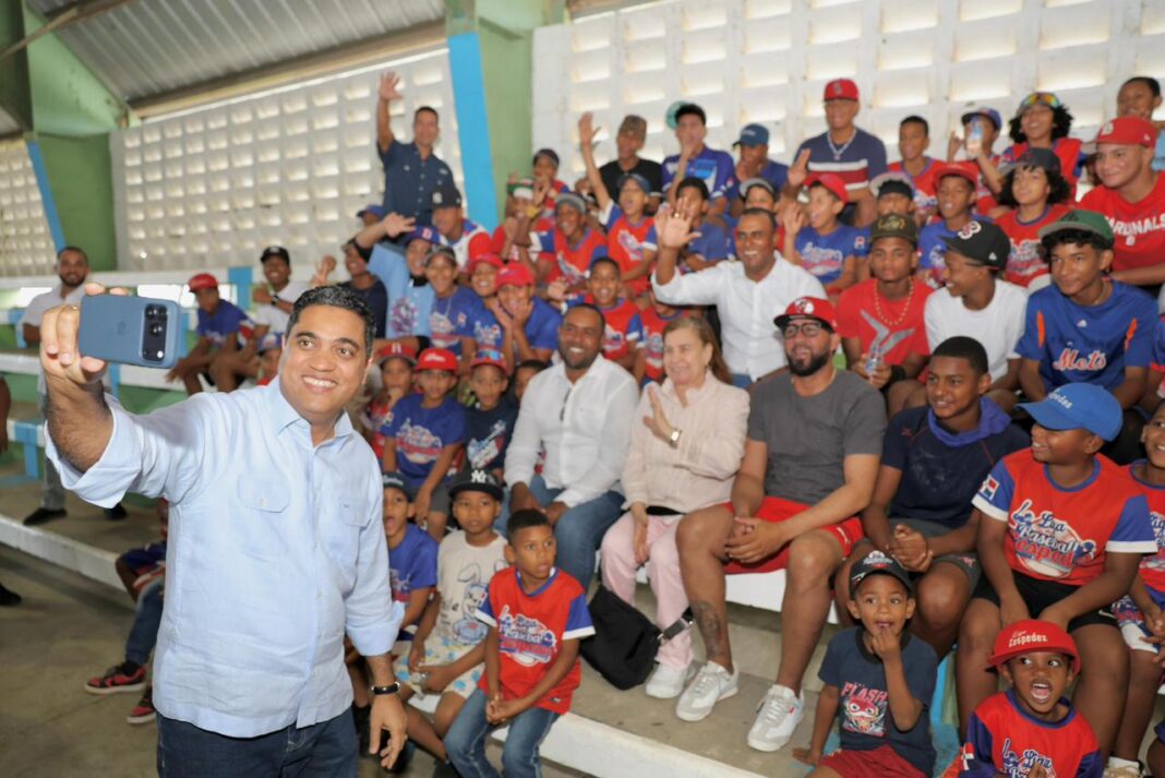 Ministro Kelvin Cruz inicia reconstrucción de multiuso en Jima Abajo