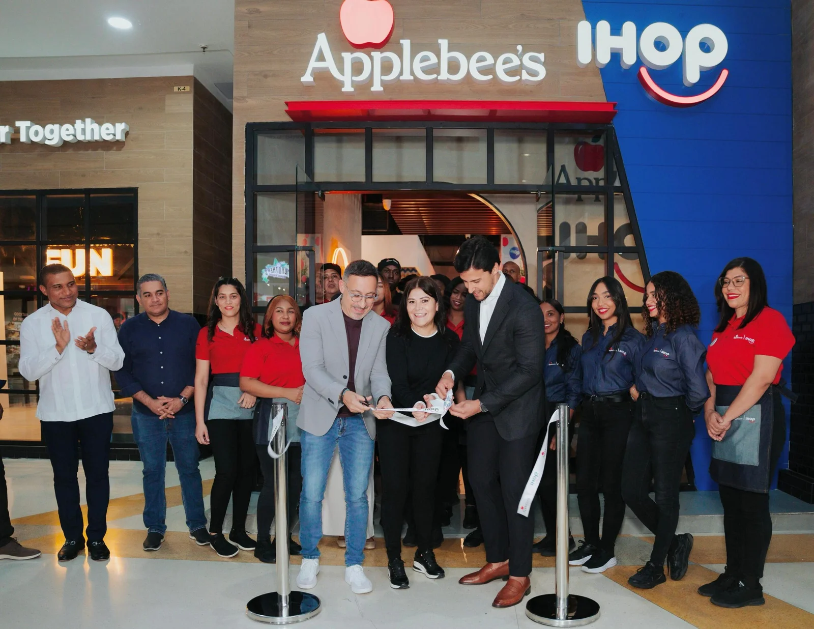 Applebee’s e IHOP abren primera sucursal de doble marca en RD Applebee’s e IHOP abren primera sucursal de doble marca en RD
