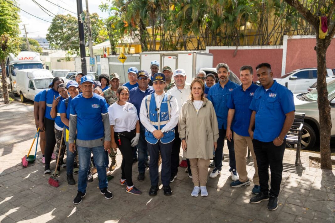 Alcaldía del DN recupera espacios públicos y retira chatarra en Los Praditos