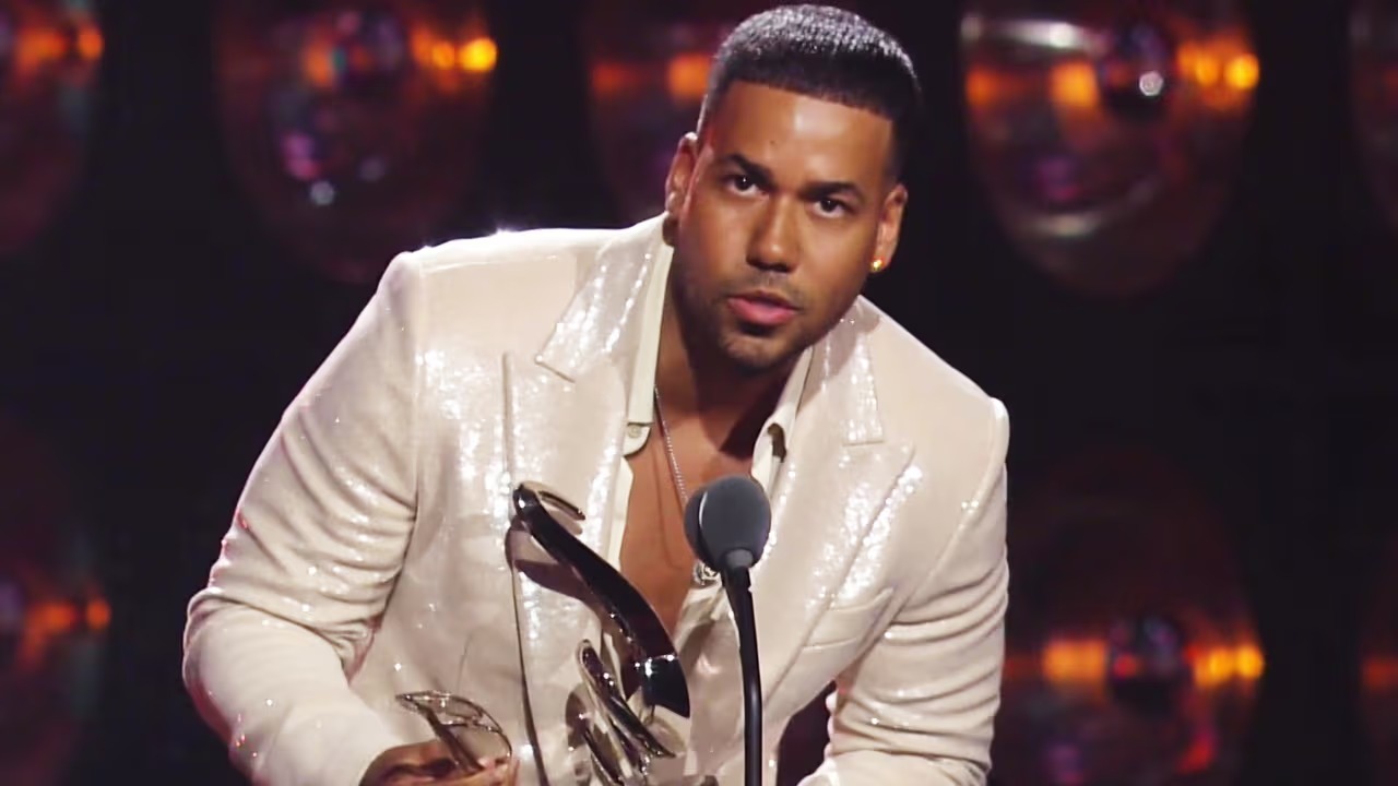 Romeo Santos gana en Premios Lo Nuestro 2026 y alza su voz por los inmigrantes Romeo Santos gana en Premios Lo Nuestro 2026 y alza su voz por los inmigrantes