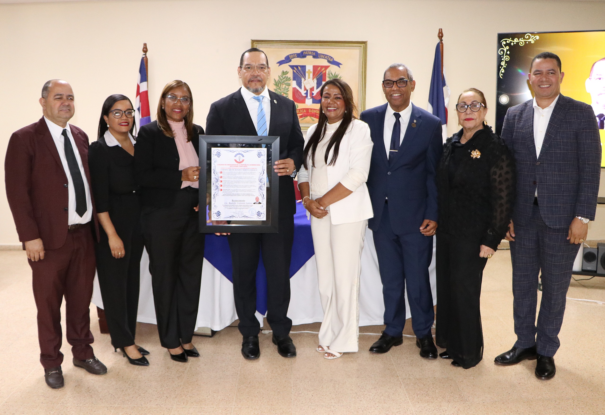 Colegio de Abogados reconoce a Rodolfo Valentín Santos por su mérito jurídico y liderazgo en la defensa pública