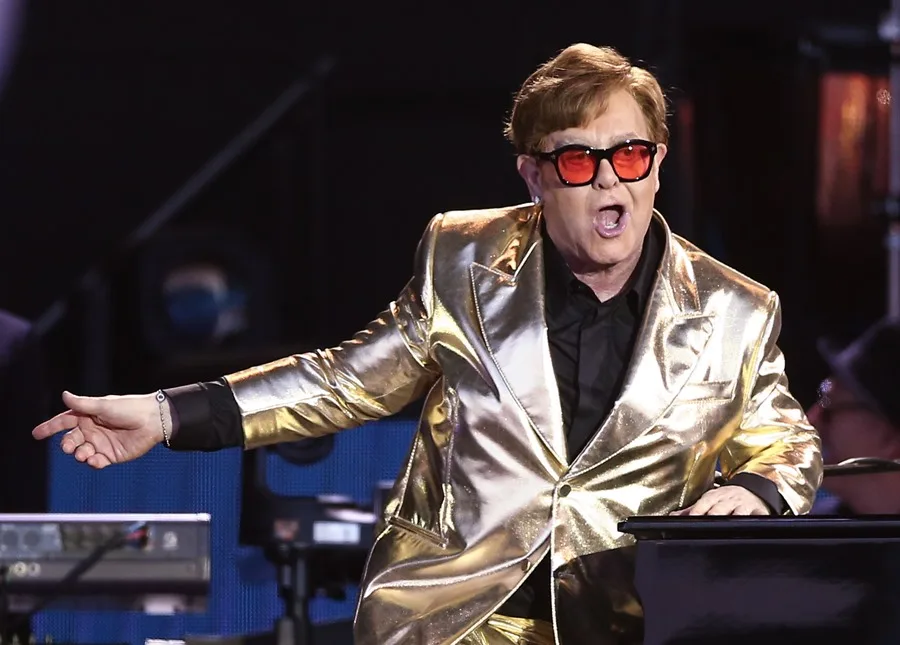 Elton John denuncia al ‘Mail’ por revelar datos de su salud y el nacimiento de su hijo