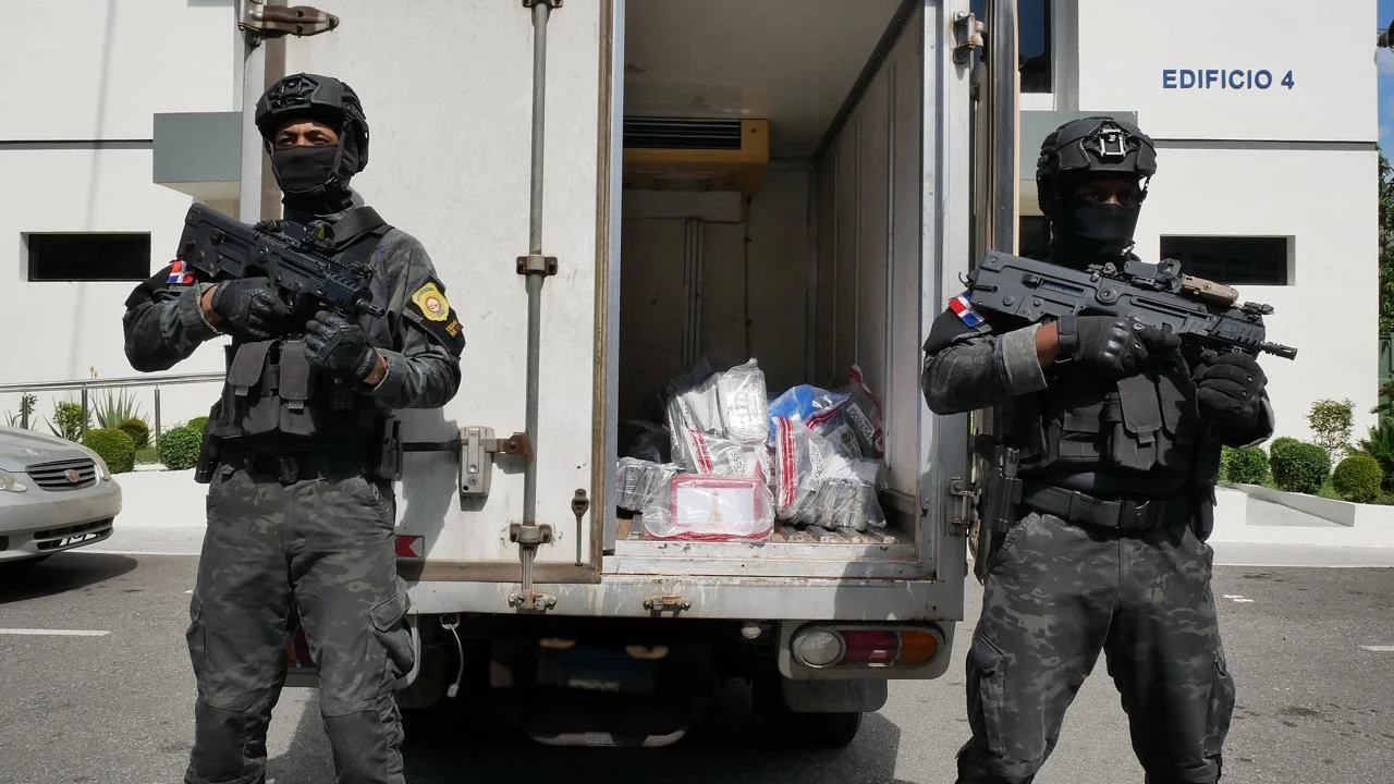 DNCD y Armada interceptan lancha con 136 paquetes de presunta cocaína frente a costas de La Altagracia