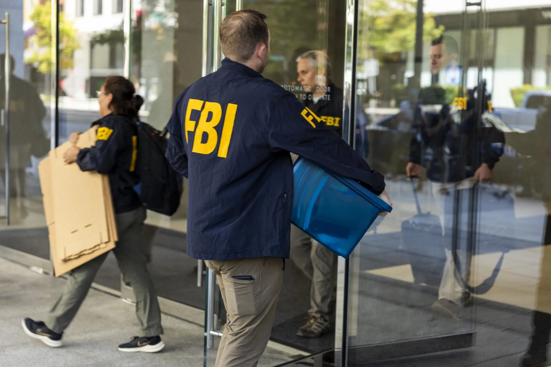 Acusan al hombre que se hizo pasar por agente de FBI para presuntamente liberar a Mangione