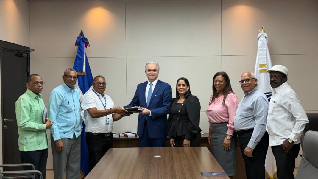 Corriente Magisterial Juan Pablo Duarte presenta propuesta de año sabático a ministro de educación