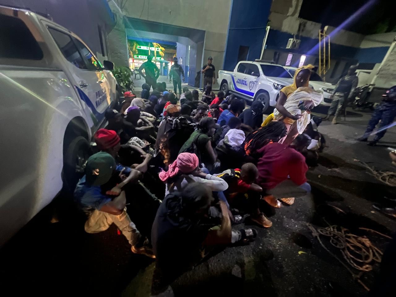 DINTEL intercepta camión con 44 haitianos en condición migratoria irregular en Baní