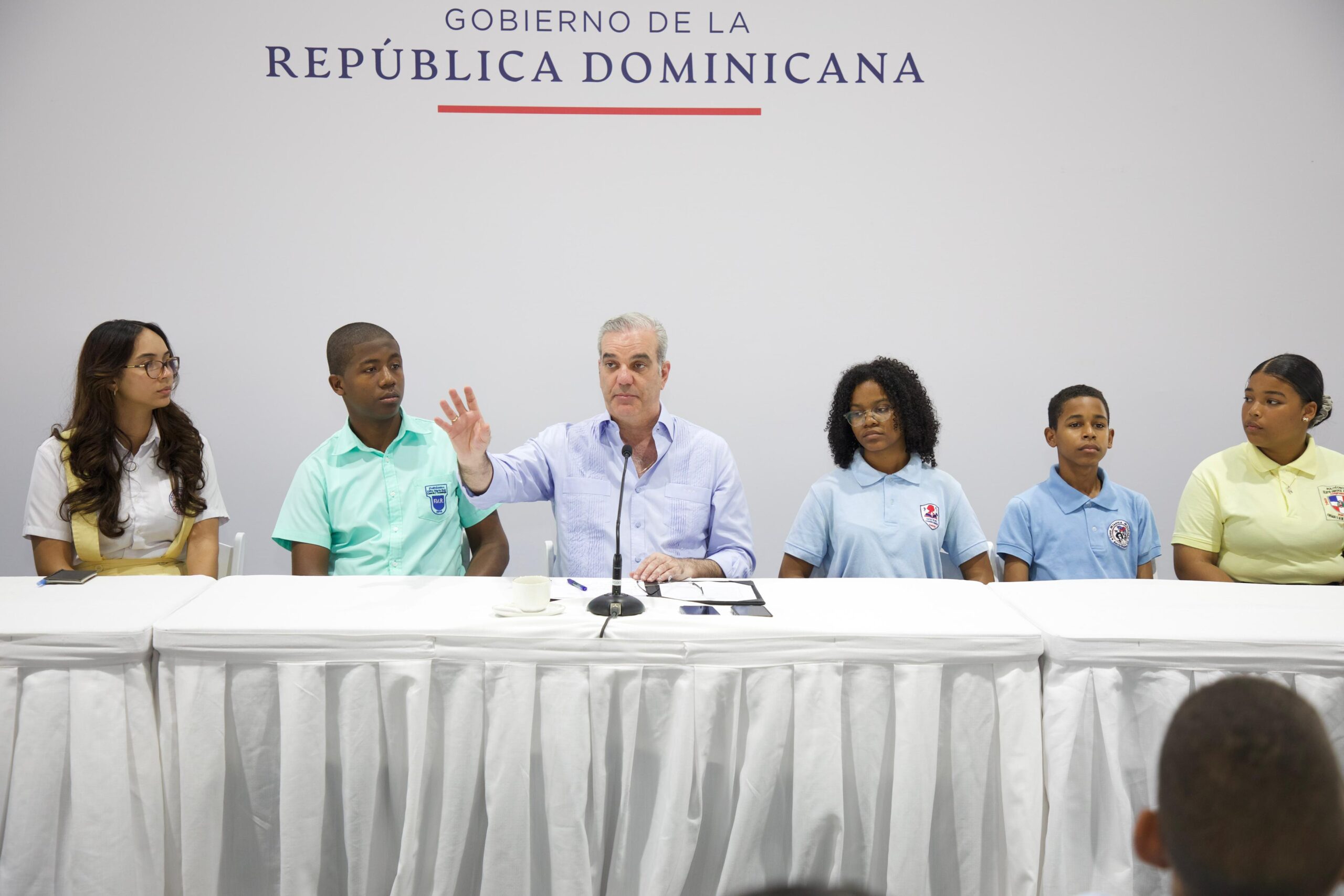 Presidente Abinader dialoga con más de 350 estudiantes y reafirma compromiso con educación y oportunidades para la juventud Presidente Abinader dialoga con más de 350 estudiantes y reafirma compromiso con educación y oportunidades para la juventud