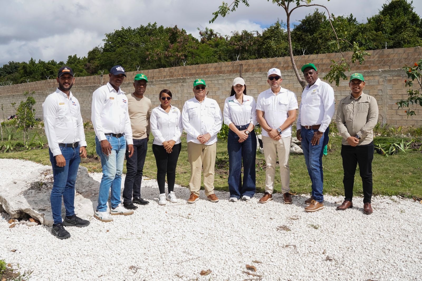 Digecac y RD-Vial siembran más de 20 mil plantas ornamentales en la Autopista del Coral y Las Américas