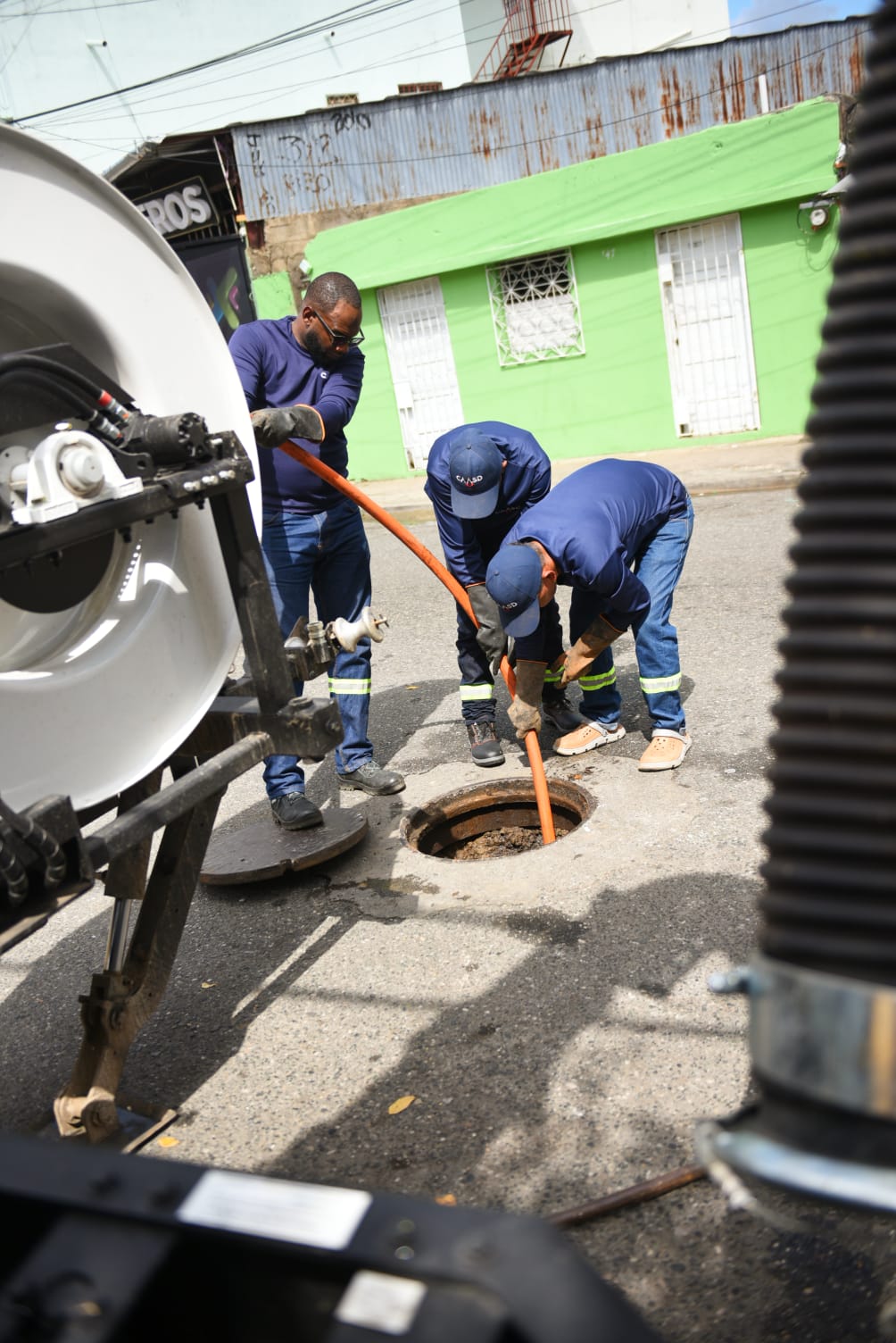 CAASD interviene 20 sectores del GSD por taponamientos en drenaje sanitario
